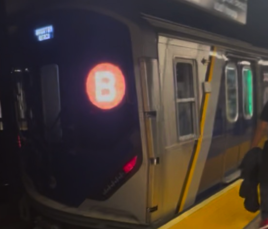 Imagen de un R211A tomada en la estación Calle 167 en las líneas B y D